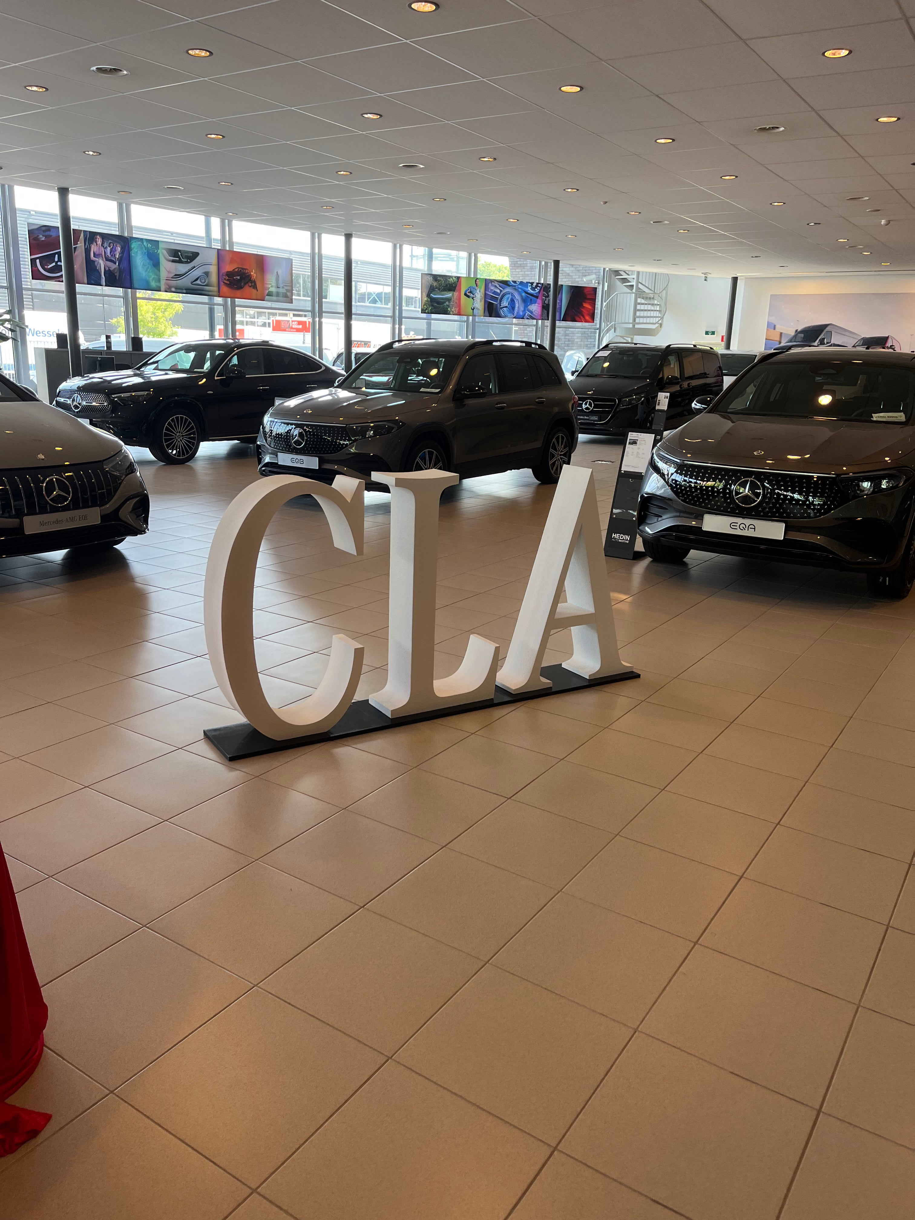 CLA logo in showroom van Mercedes